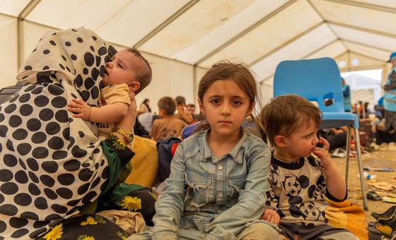 طفلة في الخامسة من عمرها تجلس مع والدتها وإخوتها في خيمة عند معبر إسلام قلعة الحدودي بين أفغانستان وإيران.